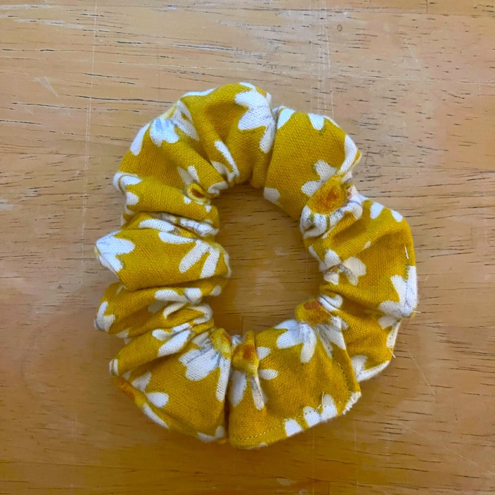 Yellow daisy scrunchie 🌼